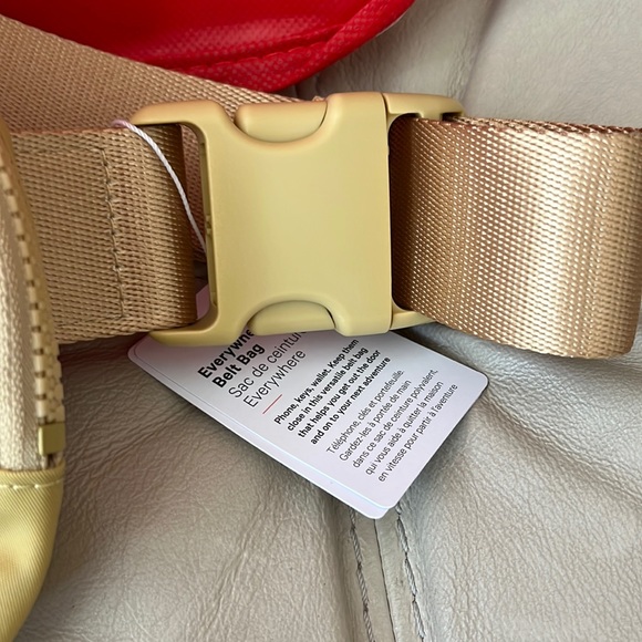 Last one!! NWT Lululemon Everywhere Belt Bag - Picture 8 of 10